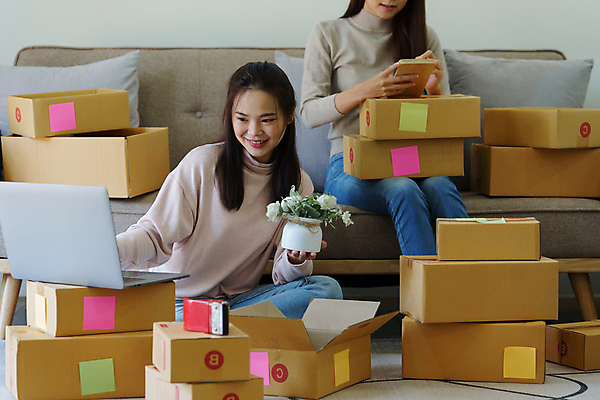 포토 JPG 해외이미지 여자 화분 사업가 들기 앉기 상반신 성인 두명 앞모습 노트북 작업 비즈니스우먼 사장 택배상자 성인여자만 해외202309 해외포토 직업 뷰포인트 비즈니스 모션 사람 전자제품 상자 직장인 택배 여자만 성인만 파일형식