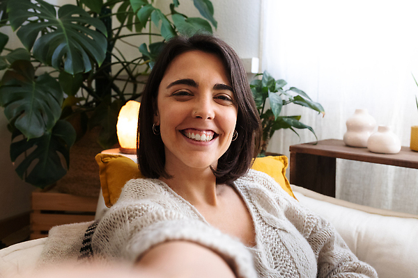 포토 JPG 해외이미지 주간 식물 백인 1 응시 여자 행복 거실 인터넷 청소년 아파트 주택 갈색머리 실내 한명 미소 사람 앞모습 스마트폰 소파 표현 잡기 연결 셀프카메라 무선전화기 온라인 소통 소셜미디어 채팅 카피스페이스 그리너리 해외202309 해외포토 자연요소 서양인 헤어스타일 시선 감정 뷰포인트 컨셉 의자 모션 표정 내부 건물 핸드폰 스마트기기 사진촬영 공백 전화기 파일형식 트랜드컬러