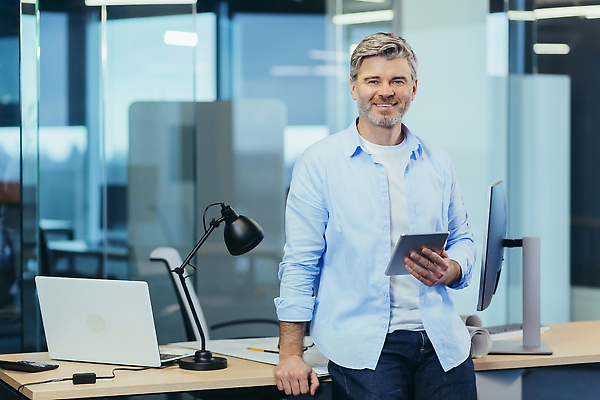 포토 JPG 해외이미지 백인 직업 남자 행복 중년 50대 셔츠 비즈니스 사업가 통신 성공 직장 한명 미소 사람 금융 컴퓨터 터치패드 사무실 알약 디지털 웹 회색 터치 정보 잡기 비즈니스맨 자신감 서핑 어플리케이션 연결 사이버 상업 온라인 경영 지능 채팅 카피스페이스 해외202309 해외포토 서양인 1 감정 컬러 컨셉 상의 인터넷 회사 모션 표정 성인 경제 전자제품 약 공백 수상스포츠 직장인 파일형식