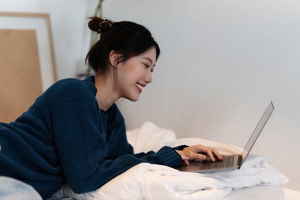 포토 JPG 해외이미지 직업 학생 응시 교육 남자 행복 거실 인터넷 사업가 휴식 아파트 실내 한명 미소 사람 앉기 내부 노트북 스터디 소파 사무실 공책 웹 방 타이핑 업무 작업 비즈니스우먼 연결 편안함 사이버 무선전화기 멀리 온라인 리빙 프리랜서 카피스페이스 안락 해외202309 해외포토 1 시선 여자 감정 컨셉 의자 비즈니스 모션 문구용품 주택 표정 전자제품 학습 공백 직장인 감각 전화기 파일형식