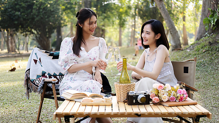 포토 JPG 해외이미지 백인 라이프스타일 커플 공원 여자 행복 음료 여행 2 자연 휴가 휴식 함께함 사랑 웃음 사람 성인 야외 두명 초록색 친구 뷰티 소풍 파티 유행 우정 기쁨 축하 그룹 긍정 주말 해외202309 해외포토 서양인 공공시설 감정 컬러 컨셉 관계 표정 이벤트 생활 야외활동 생태계 파일형식