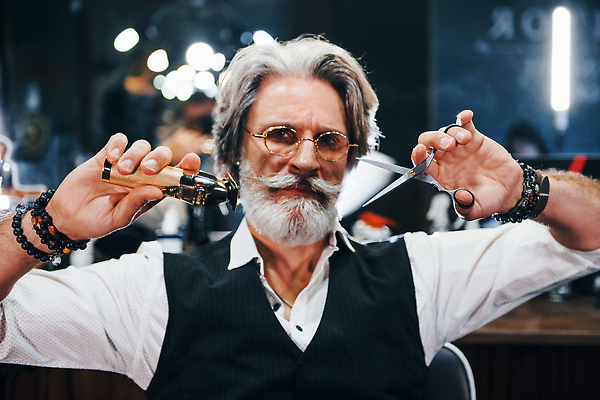 포토 JPG 해외이미지 백인 노년 남자 한명 들기 상반신 앞모습 미용실 미용사 콧수염 턱수염 이발소 미용가위 바리깡 이발사 노인남자한명만 안경낌 해외202309 해외포토 서양인 직업 1 안경 뷰포인트 모션 수염 가위_도구 사람 성인 미용용품 뷰티샵 남자한명만 노인남자만 파일형식