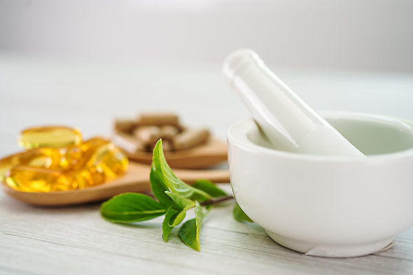 포토 JPG 해외이미지 건강 사람없음 알약 약 숟가락 허브 유기농 절구 절구방아 해외202309 해외포토 식물 웰빙 의학 수저 도구 파일형식