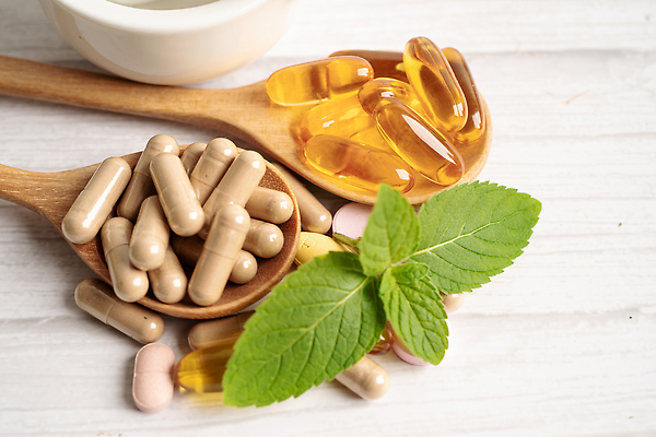 포토 JPG 해외이미지 건강 사람없음 알약 약 숟가락 허브 유기농 절구 해외202309 해외포토 식물 웰빙 의학 수저 도구 파일형식