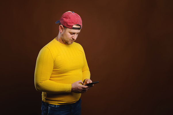 포토 JPG 해외이미지 백인 라이프스타일 응시 남자 백그라운드 셔츠 통신 모바일 실내 한명 서기 사람 성인 스마트폰 핸드폰 우주 흰색 타이핑 메시지 심각 캡모자 카피스페이스 해외202309 해외포토 서양인 모자_잡화 1 시선 컬러 컨셉 상의 모션 내부 생활 전자제품 스마트기기 공백 파일형식