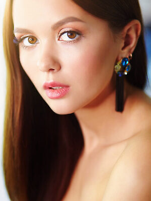 포토 JPG 해외이미지 백인 모델 헤어스타일 여자 얼굴 컬러 포즈 백그라운드 실내 한명 사람 성인 가로 빛 뷰티 머리 유행 검은색 어둠 화장품 무대 신선 화려 우아함 시원함 눈썹 속눈썹 피부 입술 슛 열정 개성 진짜 유일 해외202309 해외포토 서양인 1 감정 컨셉 내부 신체부위 파일형식