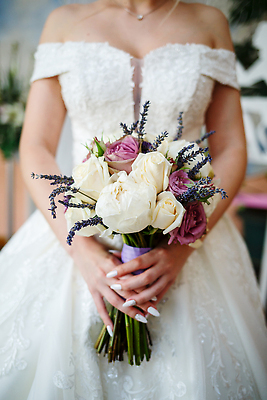 포토 JPG 해외이미지 여자 신부 부케 웨딩드레스 결혼식 한명 들기 상반신 성인 앞모습 성인여자한명만 해외202309 해외포토 1 드레스 뷰포인트 꽃다발 결혼 모션 사람 여자한명만 성인여자만 파일형식