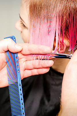 포토 JPG 해외이미지 여자 분홍색 한명 상반신 성인 머리카락 잡기 머리빗 미용실 미용사 자르기 머리손질 미용가위 성인여자한명만 해외202309 해외포토 직업 1 컬러 모션 가위_도구 사람 뷰티 머리 미용용품 뷰티샵 여자한명만 성인여자만 파일형식