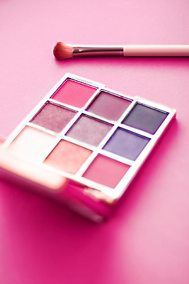 포토 JPG 해외이미지 사람없음 화장품 화려 팔레트 오브젝트 눈화장 아이섀도 메이크업브러쉬 섀도우팔레트 분홍색배경 해외포토 분홍색 백그라운드 컨셉 화장 뷰티 붓 파일형식