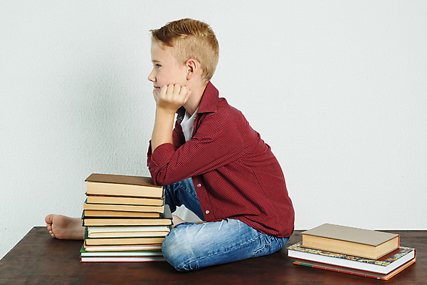 포토 JPG 해외이미지 전신 남자 어린이 한명 앉기 소년 옆모습 10대 책 스터디 턱괴기 스마트 책상 흰배경 책더미 소년한명만 해외202309 해외포토 1 뷰포인트 가구 백그라운드 컨셉 모션 청소년 사람 학습 흰색 무더기 남자한명만 소년만 파일형식