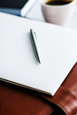 포토 JPG 해외이미지 백그라운드 사람없음 사무실 펜 공책 클래식 커피잔 가죽 해외202309 해외포토 커피 컨셉 비즈니스 문구용품 잔 필기구 파일형식