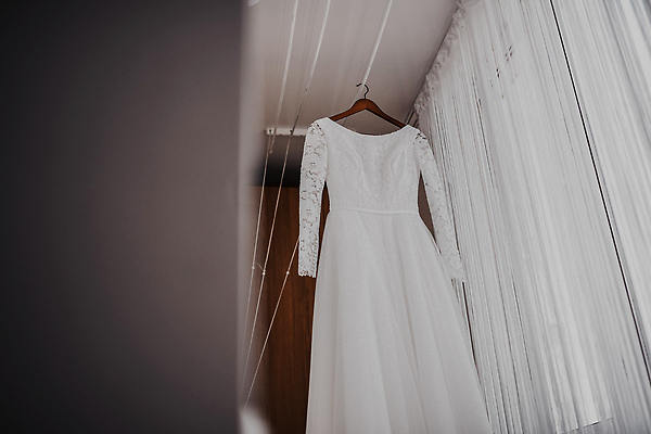 포토 JPG 해외이미지 백인 손 드레스 옷 여자 행복 꽃다발 결혼 백그라운드 신발 결혼식 아침 사랑 사람 정장 이벤트 사람없음 뷰티 장미 파티 유행 상점 회색 흰색 축하 아내 고급 우아함 손톱관리 실크 브래지어 묘사 만족 준비 약혼 스타일 해외202309 해외포토 주간 서양인 꽃 감정 컬러 컨셉 신체부위 직물 속옷 네일아트 약속 파일형식