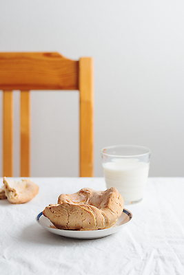 포토 JPG 해외이미지 전통 음식 유리 디저트 건강 사람없음 갈색 쿠키 케이크 식사 빵집 우유 흰색 신선 달콤 아침식사 인스턴트 밀 굽기 베이글 덩어리 번 페스츄리 핸드메이드 해외202309 해외포토 빵 컬러 재질 유제품 곡류 상점 맛 구이 파일형식