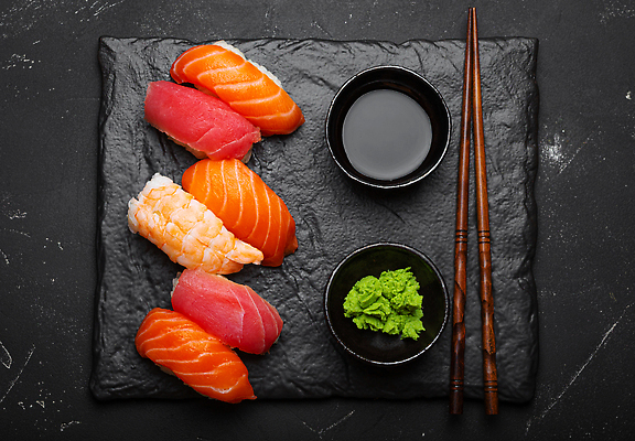 포토 JPG 해외이미지 젓가락 사람없음 초밥 고추냉이 간장 새우초밥 연어초밥 일본음식 참치초밥 해외202309 해외포토 음식 새우 수저 양념 연어 파일형식