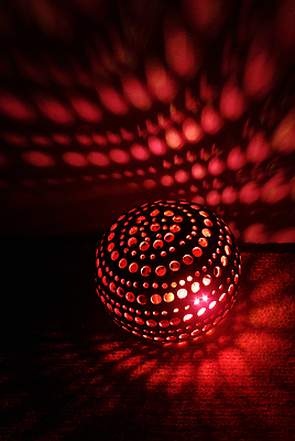 포토 JPG 해외이미지 모양 전통 디자인 계절 조각 백그라운드 사람없음 장식 빨간색 빛 농작물 파티 검은색 어둠 등불 표현 야간 심볼 코코넛 목각 빛망울 광 해외202309 해외포토 자연요소 컬러 농업 과일 조명 이벤트 파일형식