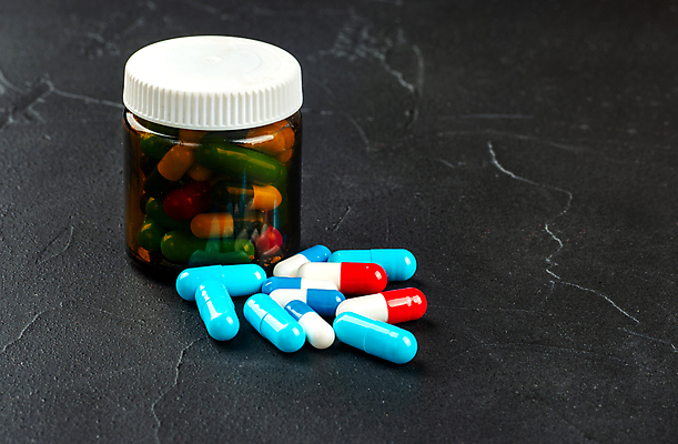 포토 JPG 해외이미지 분홍색 컬러 백그라운드 컨셉 건강 병원 사람없음 치료 장식 빨간색 초록색 파란색 상자 컬러풀 알약 약 노란색 흰색 항아리 원형 그룹 질병 약국 처방 중독 흙더미 조제 돌봄 마약 멀티 복용 진통제 항생제 많음 맛있는 해외202309 해외포토 도형 의학 모션 흙 도자기 만들기 파일형식 더미