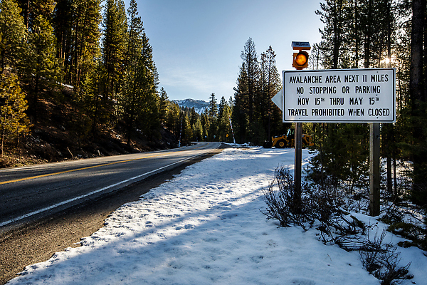 포토 JPG 해외이미지 계절 도로 여행 겨울 자연 날씨 휴가 산 경고 안전 풍경 경사 사람없음 야외 골짜기 얼음 운전 추위 흰색 고속도로 미끄럼틀 위험 사인 도로표지판 폭풍 경고문 굴곡 주목 눈내림 해외202309 해외포토 자연요소 길 컬러 컨셉 교통시설 모션 눈_날씨 표지판 놀이기구 생태계 파일형식