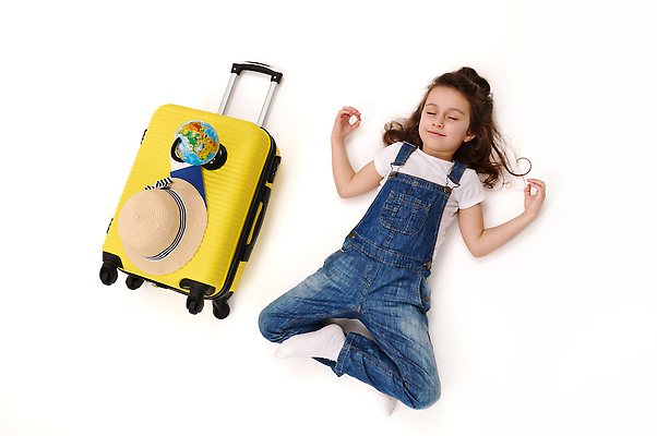 포토 JPG 해외이미지 백인 해외 교육 행복 유럽 지구 어린이 여행 가족 한명 관광지 스터디 지구본 여행객 자유 짐 공항 명상 출발 흰배경 승객 걸음마 수하물 터미널 카피스페이스 해외202309 해외포토 서양인 1 감정 나라 백그라운드 컨셉 관계 교통시설 모션 사람 학습 공백 흰색 파일형식