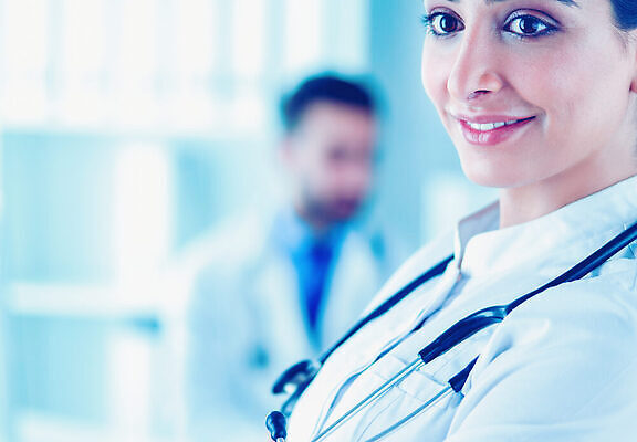 포토 JPG 해외이미지 직업 여자 무기 얼굴 백그라운드 유니폼 청진기 병원 실험 관리 서기 미소 사람 성인 두명 약 유행 고통 시험 간호사 의사 흰색 기구 긴급 업무 자신감 질병 방문 외과 테라피 교차 보충 돌봄 인턴 해외202309 해외포토 옷 교육 감정 컬러 비즈니스 의학 의료기기 모션 표정 신체부위 뷰티 의료진 작업 파일형식