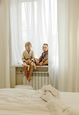 포토 JPG 해외이미지 백인 라이프스타일 옷 딸 행복 유럽 아들 어린이 2 창문 가족 놀이 아침 휴식 주택 함께함 실내 대화 사랑 미소 사람 앉기 소년 내부 두명 친구 기쁨 침실 방 흰색 표현 목욕가운 클래식 언니 남동생 해외202309 해외포토 주간 서양인 남자 감정 나라 컬러 컨셉 관계 모션 표정 말하기 건물 생활 가운 자매 동생 파일형식