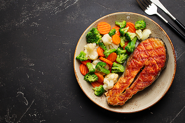 포토 JPG 해외이미지 접시 음식 포크 채소 스테이크 사람없음 나이프 연어 연어스테이크 해외202309 해외포토 식기 서양음식 어류 칼 파일형식