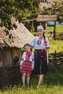 포토 JPG 해외이미지 전신 나무 행복 어린이 모녀 잔디 성인 야외 두명 걷기 그늘 나무집 나무울타리 여자만 해외202309 해외포토 식물 딸 감정 가족 모션 엄마 주택 사람 울타리 파일형식