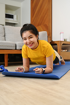 포토 JPG 해외이미지 전신 응시 여자 쿠션 실내 한명 성인 앞모습 운동복 건강관리 매트 성인여자한명만 플랭크 홈트레이닝 버티다 해외202309 해외포토 1 시선 옷 뷰포인트 모션 건강 관리 사람 내부 운동 여자한명만 성인여자만 파일형식