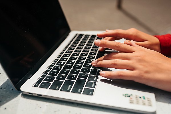 포토 JPG 해외이미지 직업 학생 비즈니스 성공 휴식 거리 한명 앉기 야외 여름 노트북 스터디 햇빛 식당 공책 카페 타이핑 업무 작업 작음 경영자 대학교 멀리 온라인 블로거 프리랜서 해외202309 해외포토 1 계절 컨셉 학교 모션 문구용품 사람 전자제품 학습 태양 상점 크기 리더 파일형식