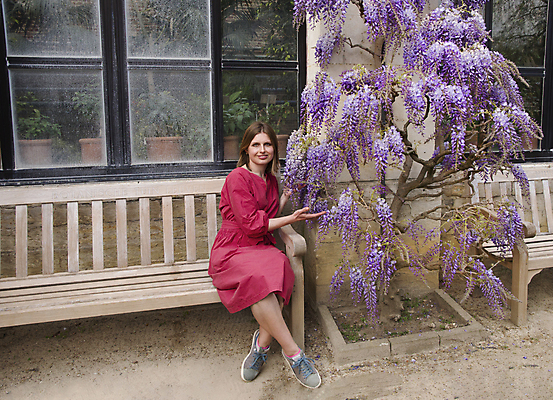포토 JPG 해외이미지 나무 백인 모델 1 라이프스타일 계절 공원 여자 꽃잎 꽃 행복 얼굴 백그라운드 자연 휴식 한명 미소 야외 초록색 파란색 금발 뷰티 유행 정원 맑음 보라색 봄 기쁨 낭만 벚꽃 나뭇가지 신선 개화 제비꽃 내추럴 해외202309 해외포토 서양인 식물 헤어스타일 공공시설 감정 컬러 컨셉 날씨 표정 사람 생활 신체부위 생태계 파일형식