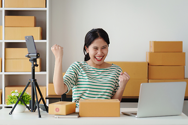 포토 JPG 해외이미지 여자 사업가 한명 상반신 성인 앞모습 노트북 스마트폰 주먹 기쁨 작업 비즈니스우먼 사장 삼각대 택배상자 성인여자한명만 해외202309 해외포토 직업 1 감정 뷰포인트 비즈니스 모션 사람 전자제품 핸드폰 스마트기기 상자 직장인 택배 여자한명만 성인여자만 파일형식