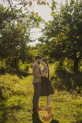 포토 JPG 해외이미지 백인 라이프스타일 커플 여자 남자 행복 여행 2 밭 관계 포옹 자연 휴가 함께함 사랑 사람 성인 야외 두명 뷰티 걷기 놀람 낭만 시골 유혹 열정 해외202309 해외포토 서양인 감정 컨셉 농업 안기 모션 표정 생활 생태계 파일형식