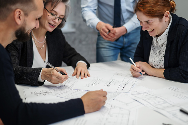 포토 JPG 해외이미지 백인 직업 종이 비즈니스 건축양식 사업가 통신 교실 성공 회의 협력 창조 앉기 여러명 사무실 업무 도움 비즈니스우먼 그룹 엔지니어 계획 상담원 건축가 토론 디자이너 동료 그림 경영자 문서 파일 책임자 건축업자 프로젝트 해외202309 해외포토 서양인 여자 교육 건축 다수 컨셉 학교 관계 모션 사람 작업 직장인 사무원 기술자 리더 파일형식