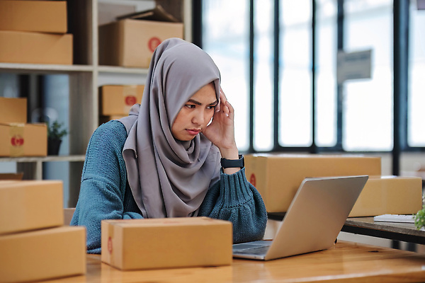 포토 JPG 해외이미지 직업 감정 종교 생각 성공 휴식 스트레스 직장 피곤 한명 사람 노트북 쇼핑 사무실 세일 잠 업무 비즈니스우먼 좌절 상품 이슬람교 종업원 사이버 직원 고민 경영자 신분 패키지 문제 질서 온라인 주인 경영 마케팅 심각 아랍어 우울증 프리랜서 해외202309 해외포토 1 여자 컨셉 회사 비즈니스 전자제품 예절 작업 직장인 질병 리더 파일형식