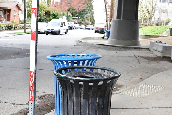 포토 JPG 해외이미지 라이프스타일 디자인 계절 도로 길 여행 교통시설 거리 사람없음 초록색 도시풍경 미국 봄 재활용 기둥 도시 캔 폐기물 큼 아래 교차로 사인 그림 이웃 오로라 낭비 시애틀 워싱턴 콘크리트 통근 해외202309 해외포토 건축 컬러 교통 컨셉 북아메리카 자연현상 풍경 생활 쓰레기 크기 방향 시설 친환경 출근 위치 파일형식