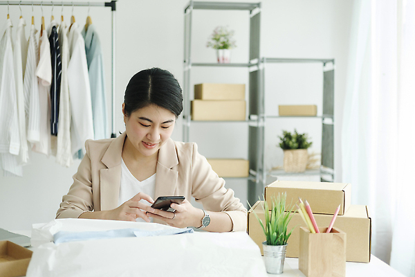 포토 JPG 해외이미지 옷 여자 화분 잎 실내 한명 동양인 상반신 성인 스마트폰 쌓기 옷걸이 택배 택배상자 박스포장 온라인쇼핑몰 성인여자한명만 해외202309 해외포토 식물 1 포장 모션 사람 인종 내부 핸드폰 스마트기기 상자 운송업 쇼핑몰 온라인 여자한명만 성인여자만 파일형식