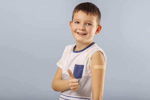 포토 JPG 해외이미지 손 행복 어린이 백그라운드 컨셉 학교 건강 한명 소년 10대 파란색 약 펼침 환자 엄지손가락 바이러스 보호 질병 예방 붕대 주사약 팔 보여주기 돌봄 면역력 백신 석고 예방접종 예방주사 인플루엔자 전염병 코로나바이러스 해외202309 해외포토 1 교육 남자 감정 컬러 손가락 의학 모션 청소년 주사기 사람 신체부위 접종 파일형식