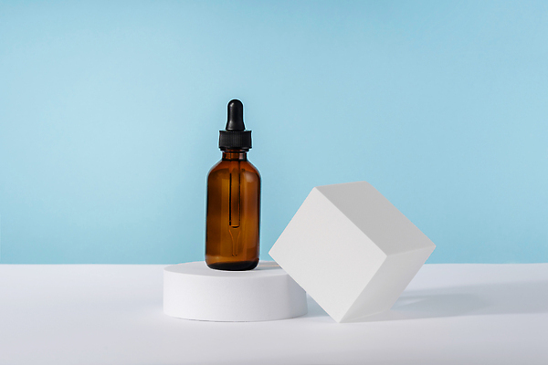 포토 JPG 해외이미지 과학 백그라운드 포장 유리 실내 실험 그림자 서기 사람없음 파란색 뷰티 화장품 블록 무대 물방울 액체 상품 컨테이너 받침대 피부 큐브 피부관리 향기 장면 기하학 고체 구성 돌봄 신맛 에센스 지휘대 피펫 목업 스타일 미니멀 해외202309 해외포토 산업 컬러 무늬 모션 재질 실험기구 내부 신체부위 맛 냄새 파일형식