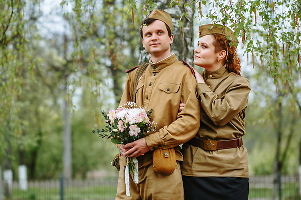 포토 JPG 해외이미지 전통 커플 옷 여자 행복 무기 꽃다발 유니폼 2 가족 관계 자연 함께함 사랑 한명 사람 야외 여행가방 희망 힘 낭만 기다림 서식 군용 싸움 러시아 육군 변장 병정 러시아인 소비에트 순찰 특별함 해외202309 해외포토 서양인 1 꽃 감정 유럽 컨셉 가방 모션 군대 생태계 파일형식