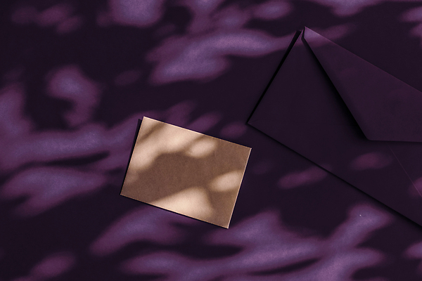 포토 JPG 해외이미지 종이 편지봉투 그림자 사람없음 햇빛 보라색 그늘 감성 카피스페이스 해외202309 해외포토 컬러 컨셉 봉투 태양 공백 편지 파일형식