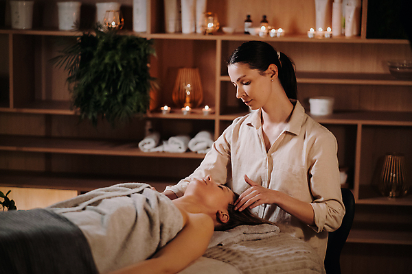 포토 JPG 해외이미지 여자 실내 상반신 성인 두명 앞모습 옆모습 눕기 스파 마사지 마사지사 두피마사지 바디케어 안마사 성인여자만 해외202309 해외포토 직업 뷰포인트 모션 사람 내부 여자만 성인만 파일형식