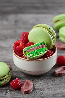 포토 JPG 해외이미지 접시 사람없음 초록색 초콜릿 달콤 산딸기 마카롱 해외202309 해외포토 식기 컬러 과일 디저트 맛 파일형식