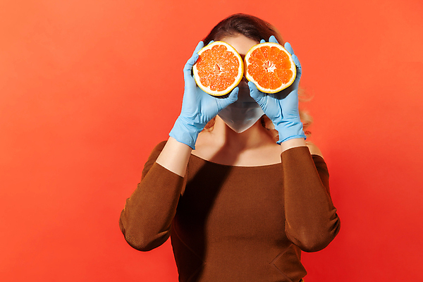 포토 JPG 해외이미지 백인 여자 안경 음식 장갑 다이어트 오렌지 과일 귤 실내 건강 가면 한명 안전 사람 치료 빨간색 신선 바이러스 보호 먹기 예방 감염 내추럴 고립 면역력 전염병 채식주의자 코로나바이러스 해외202309 해외포토 서양인 1 잡화 컬러 컨셉 의학 모션 내부 질병 채식 파일형식