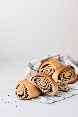 포토 JPG 해외이미지 음식 탁자 디저트 씨앗 사람없음 갈색 쿠키 케이크 카페 빵집 흰색 신선 달콤 맛 아침식사 설탕 굽기 흰배경 롤 양귀비 고립 번 페스츄리 맛있는 해외202309 해외포토 식물 꽃 빵 컬러 가구 백그라운드 컨셉 상점 식사 구이 파일형식