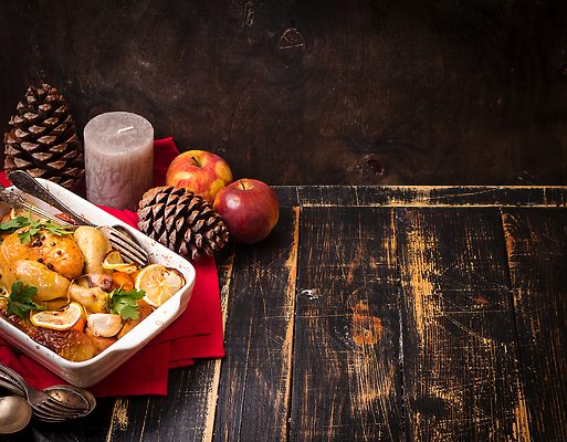 포토 JPG 해외이미지 그릇 포크 크리스마스 촛불 사람없음 식사 닭고기 사과 구이 솔방울 나무배경 해외202309 해외포토 식기 기념일 음식 백그라운드 과일 초 육류 파일형식