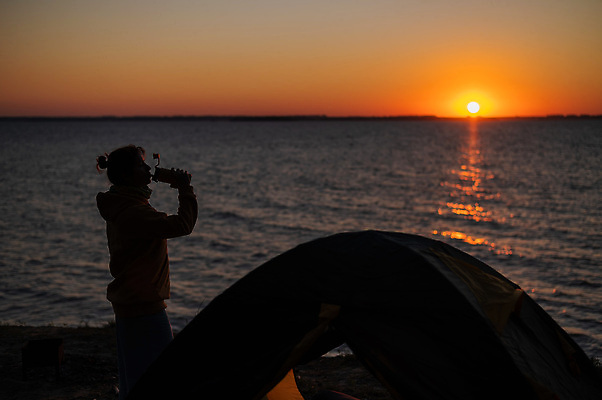 포토 JPG 해외이미지 계절 여자 행복 음료 바다 여행 관계 자연 휴가 휴식 파노라마 텐트 사랑 한명 풍경 야외 물 여름 강 태양 여행객 침묵 황혼 일몰 낭만 추위 자유 시골 야간 저녁 캠핑장 벽난로 도피 해외202309 해외포토 자연요소 1 감정 컨셉 촬영기법 캠핑도구 사람 노을 소리 캠핑 생태계 파일형식