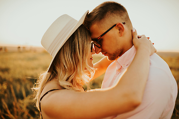 포토 JPG 해외이미지 커플 여자 남자 행복 실루엣 신랑 2 밭 데이트 가족 관계 포옹 자연 하늘 남편 휴가 키스 함께함 관리 사랑 사람 성인 야외 두명 빛 태양 일몰 산책 낭만 시골 잡기 아내 유혹 약혼 힙스터 해외202309 해외포토 자연요소 패션 감정 결혼 컨셉 농업 안기 모션 휴식 촬영기법 노을 애정표현 생태계 약속 파일형식