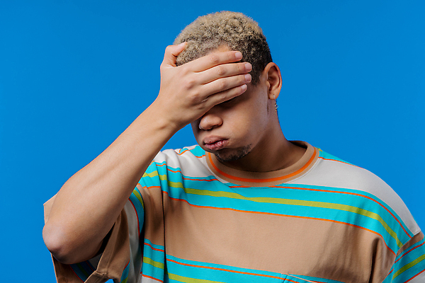 포토 JPG 해외이미지 백인 손 응시 남자 감정 얼굴 포즈 흑인 백그라운드 스트레스 실내 손바닥 한명 사람 손짓 소년 고통 짜증 좌절 지루함 고민 문제 불만 나쁜 바보 부정적 해외202309 해외포토 서양인 1 시선 어린이 컨셉 모션 내부 신체부위 파일형식