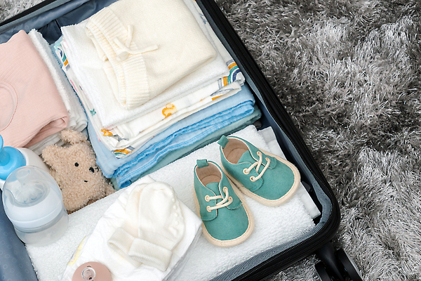 포토 JPG 해외이미지 여자 한명 성인 하이앵글 수건 캐리어 임산부 하반신 젖병 계획 노리개젖꼭지 준비 기저귀 아기신발 로션 유아복 아기양말 성인여자한명만 해외202309 해외포토 1 옷 뷰포인트 신발 컨셉 사람 위생용품 여행가방 화장품 임신 아기용품 여자한명만 성인여자만 파일형식