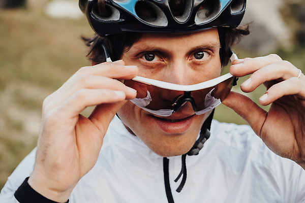 포토 JPG 해외이미지 백인 직업 라이프스타일 남자 안경 도로 스포츠 여행 교통시설 자국 건강 한명 사람 성인 야외 선글라스 자전거 경쟁 장비 에너지 바퀴 승차 헬멧 연습 속도 순환 사이클링 라이더 바이크레이서 선로 해외202309 해외포토 서양인 1 잡화 길 교통 컨셉 모션 생활 바이크 보호장비 육상스포츠 시설 파일형식