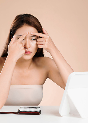 포토 JPG 해외이미지 여자 얼굴 관리 한명 동양인 상반신 성인 앞모습 뷰티 거울 불안 피부 고민 피부관리 여드름 곤란 심각 자기관리 피부트러블 성인여자한명만 해외포토 1 감정 뷰포인트 컨셉 사람 인종 신체부위 피부질환 여자한명만 성인여자만 파일형식